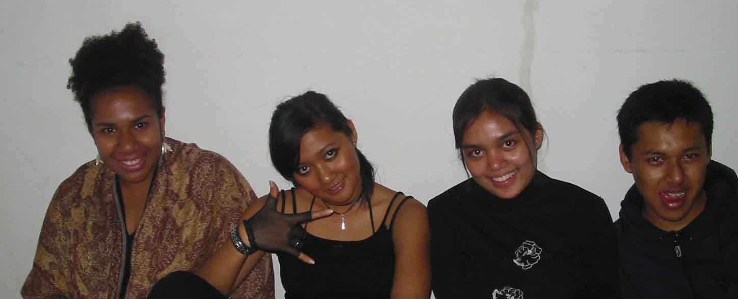 Astrid, Citra, Fani, Gillar: "Pake item? Syapa takut?!!"