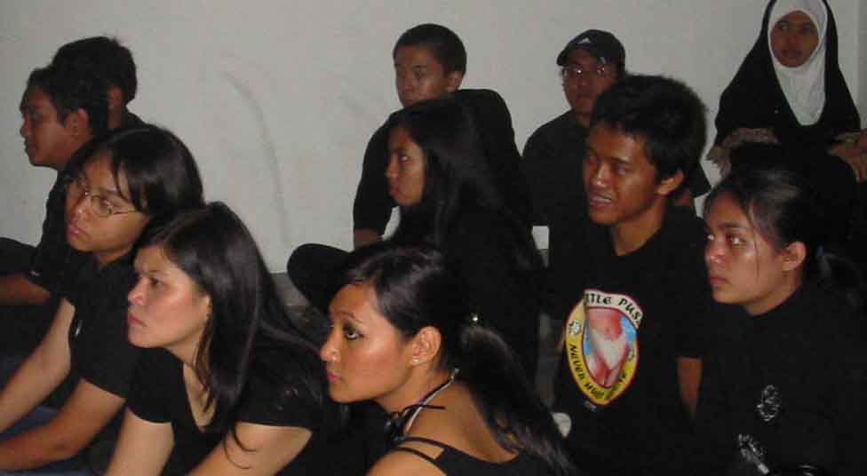 Anak2 2003 sedang asik mengikuti jalannya acara dengan tertib...